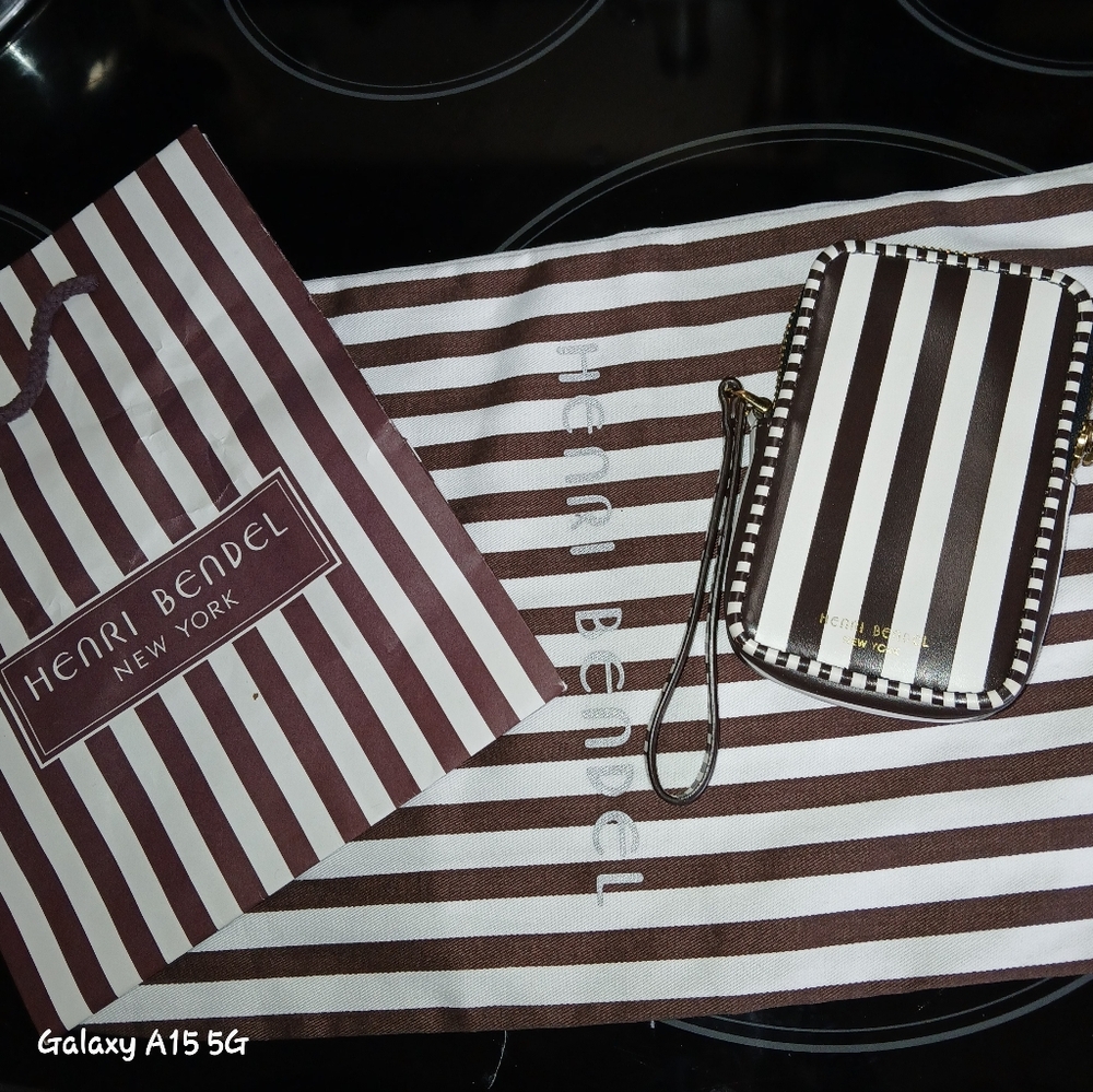 🍄‍🟫 *RARE* Henri Bendel Striped Wristlet 🍄‍🟫